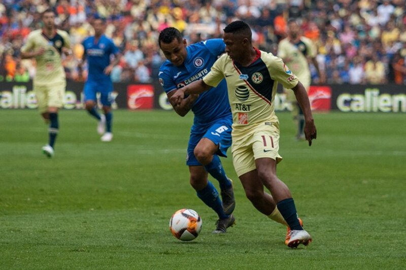 Jugadores de fútbol disputando un balón
