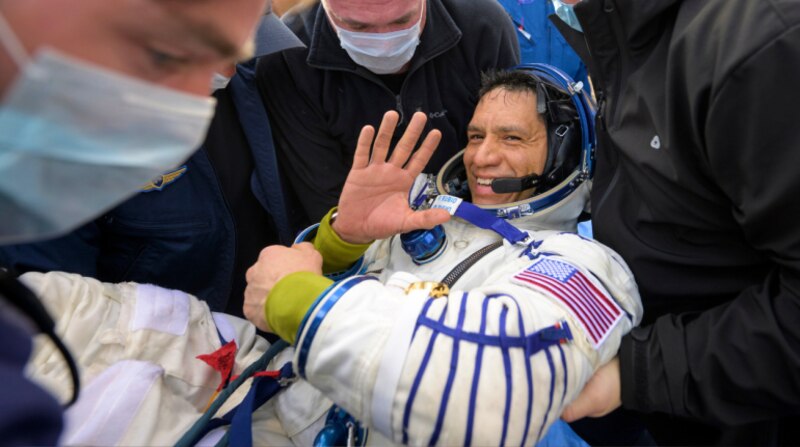 El astronauta mexicano, José Hernández, saluda desde la Estación Espacial Internacional
