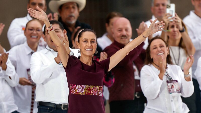 La presidenta electa de Honduras, Xiomara Castro, saluda a sus seguidores tras ganar las elecciones