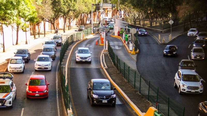 Tráfico vehicular en una calle de la Ciudad de México