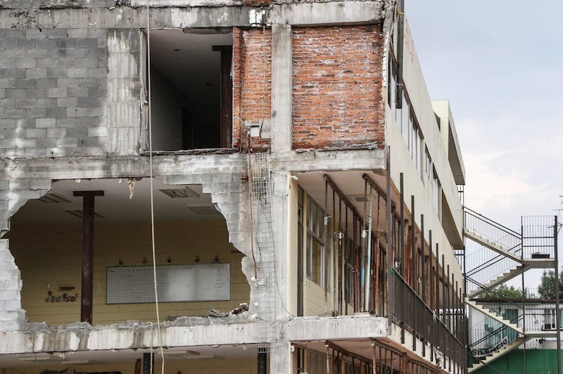 Escombros y estructura interna del Colegio Enrique Rebsamén ubicado en la alcaldía Tlalpan.