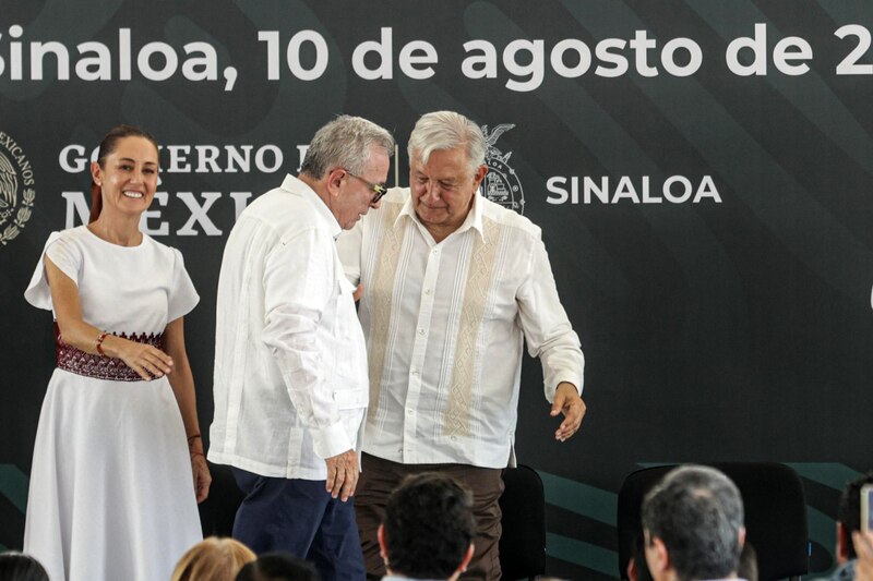 El presidente Andrés Manuel López Obrador saluda a la gobernadora de Sinaloa, Quirino Ordaz Coppel.