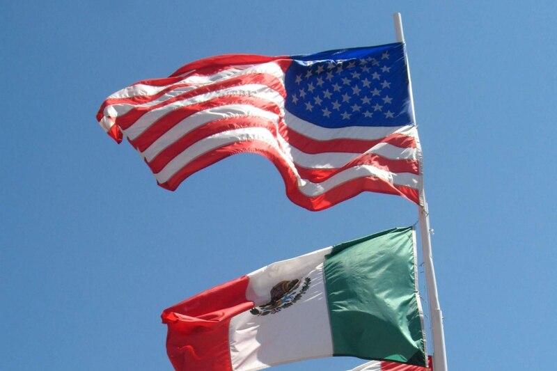 La banderas de México y Estados Unidos