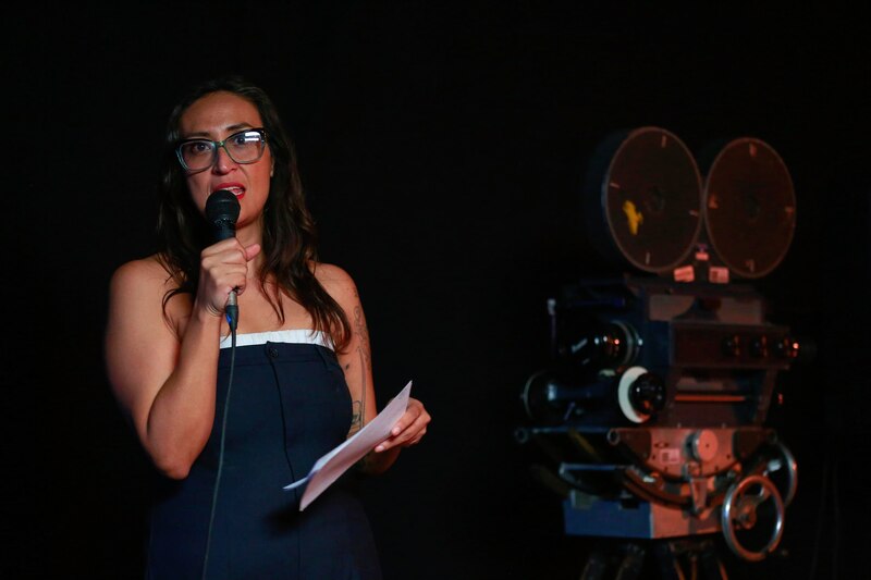 La cineasta independiente Ana Lily Amirpour habla en un evento de la industria cinematográfica.