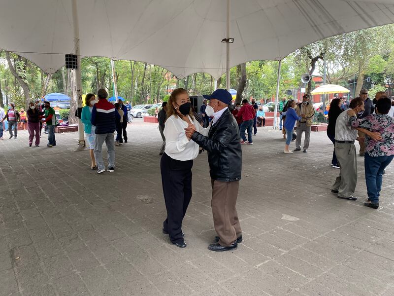 Parejas bailando en el parque