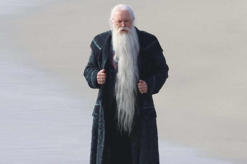 John Lithgow. El 2 veces nominado al Óscar lució la barba y traje largo emblemático del hechicero director de Hogwarts