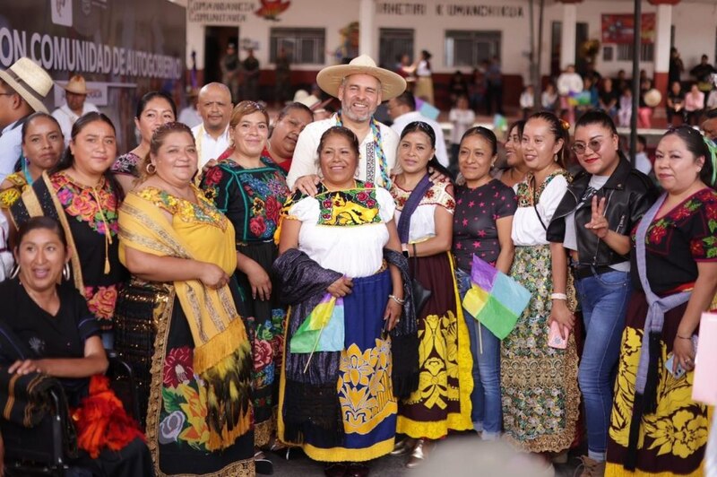 Mujeres indígenas en traje tradicional mexicano
