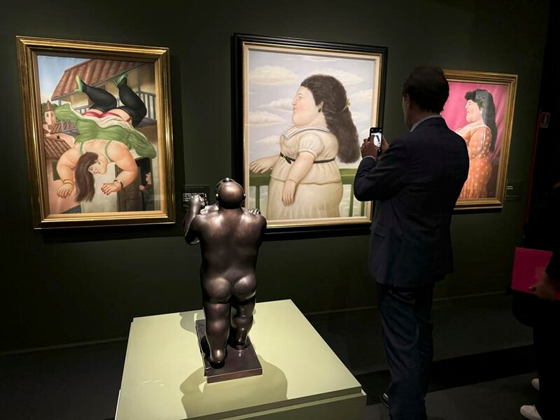 Visitante tomando una foto de una escultura de Fernando Botero