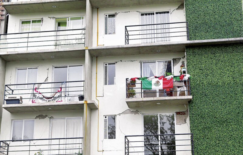Edificio agrietado por un sismo