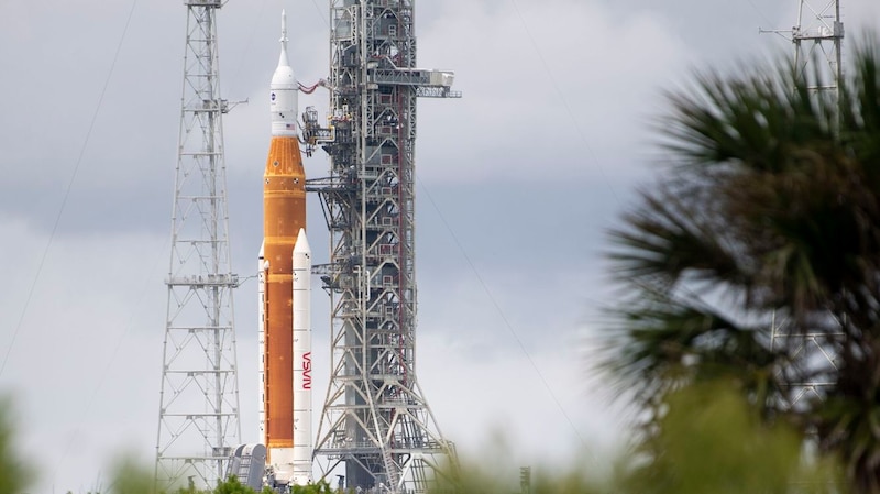 Cohete de la NASA en la plataforma de lanzamiento