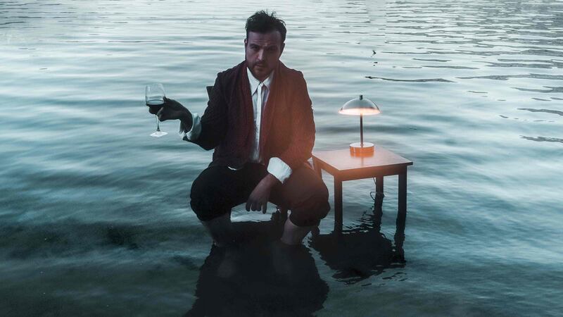 El hombre en el agua