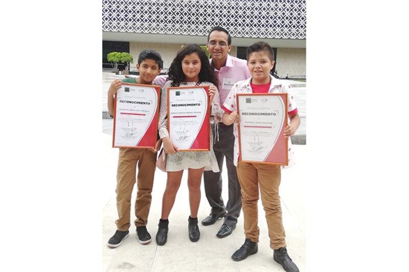 Niños reciben reconocimiento por su participación en un concurso de ciencia.
