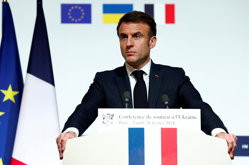 El presidente francés, Emmanuel Macron, pronuncia un discurso en la conferencia de apoyo a Ucrania en París.