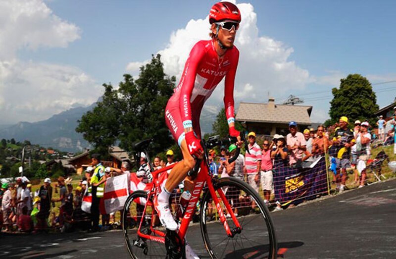 Ciclista profesional compitiendo en una carrera
