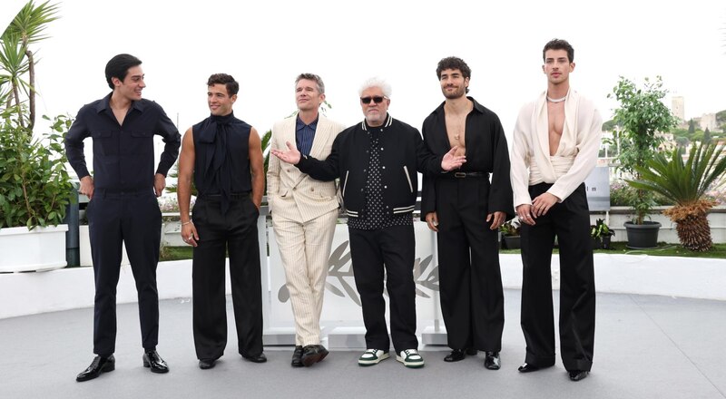 Pedro Almodóvar y el elenco de Dolor y gloria en el Festival de Cannes