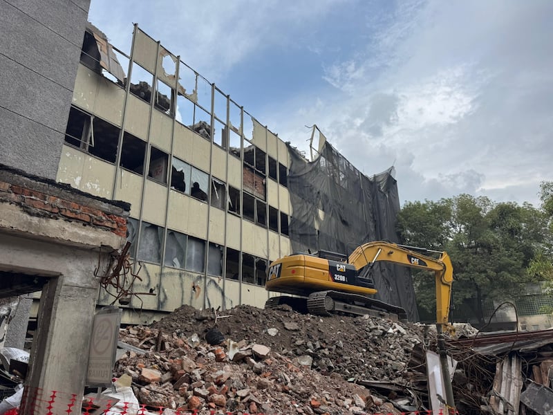 El director general del ISSSTE, Martí Batres Guadarrama, destacó los avances de los trabajos de demolición del antiguo hospital “Dr. Gonzalo Castañeda” con la construcción de un nuevo inmueble que beneficiará a más de 100 mil derechohabientes