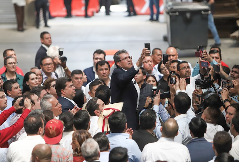 El candidato presidencial Andrés Manuel López Obrador saluda a sus seguidores.