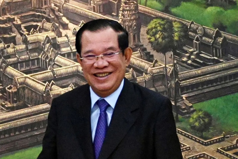 El Primer Ministro de Camboya, Hun Sen, sonríe ante la cámara.