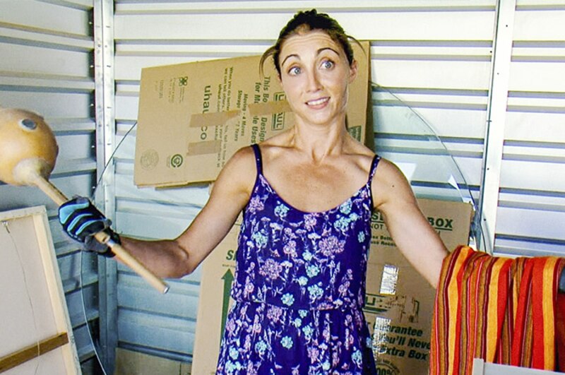 Mujer sosteniendo un martillo en un almacén