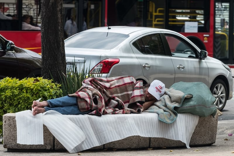 Un indigente duerme en la calle