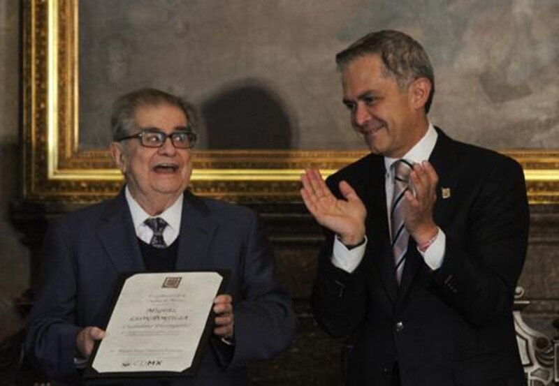 El presidente de México, Enrique Peña Nieto, entrega un reconocimiento al escritor Carlos Fuentes.