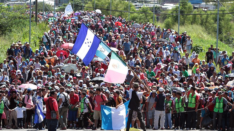 Multitudinaria marcha de migrantes centroamericanos en México