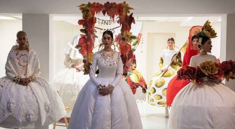 Modelos con vestidos de alta costura en una pasarela