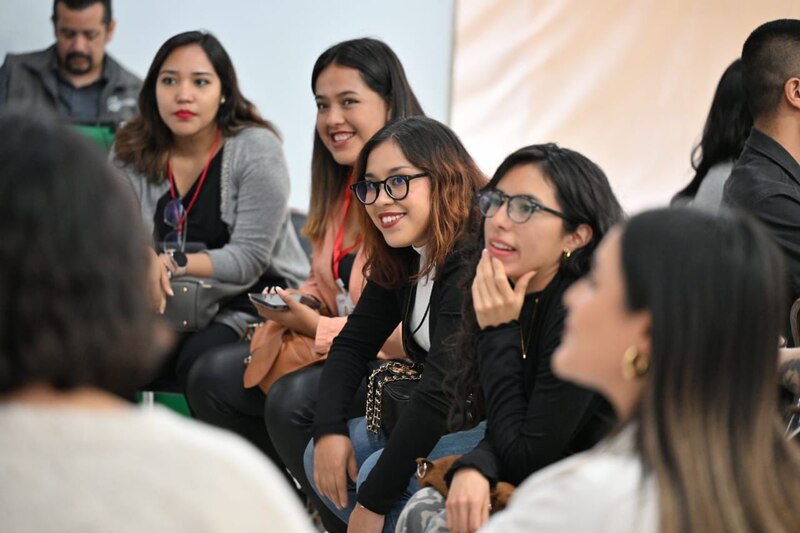 Mujeres jóvenes en un evento de networking