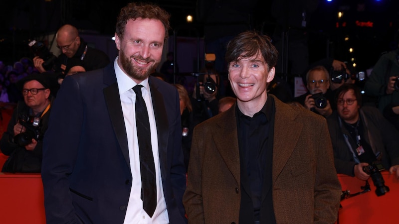 El actor Cillian Murphy y el director Tom Hooper en la alfombra roja del Festival de Cine de Berlín.