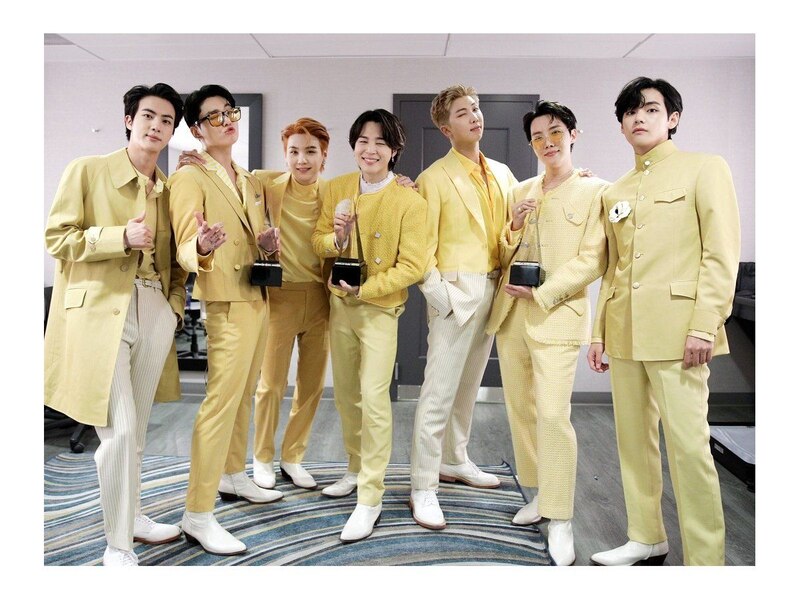 BTS, el grupo de K-pop más famoso del mundo, posa en la alfombra roja de los Grammy 2020.