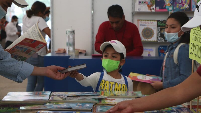 Niño con mascarilla en una librería