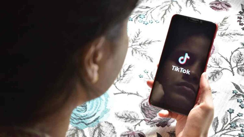 Mujer usando TikTok