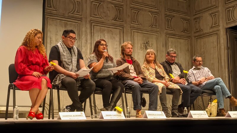 Escritores y escritoras en una mesa redonda