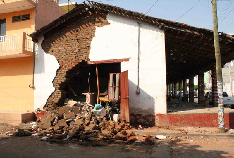 Daños en una casa tras un terremoto