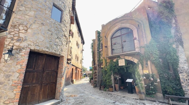 Una calle estrecha en un pueblo antiguo