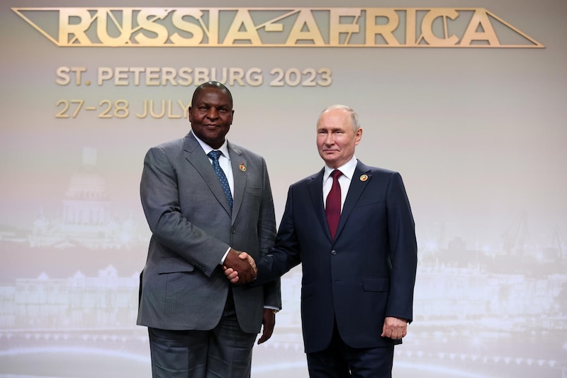 El presidente ruso, Vladimir Putin, se reúne con el presidente de Sudáfrica, Cyril Ramaphosa, en el Foro Rusia-África en San Petersburgo.