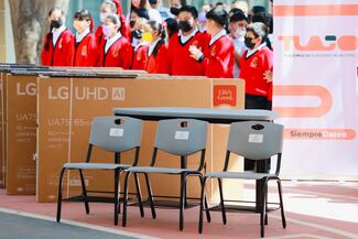 Entrega Quirino pantallas y mobiliario a escuelas primarias del municipio