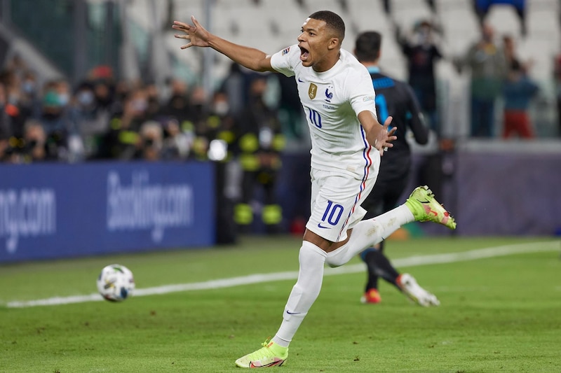 Kylian Mbappé celebra su gol con la selección francesa