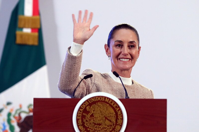 La Jefa de Gobierno de la Ciudad de México, Claudia Sheinbaum, saluda a la multitud durante un evento público.