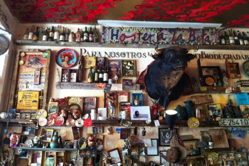 Una imagen de un bar español con decoración taurina