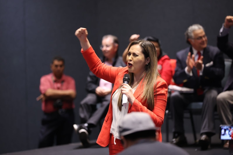 Mujer dando un discurso político