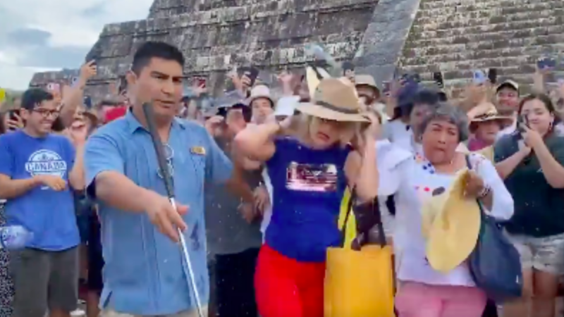 Turista sufre aparatosa caída en pirámide de Chichén Itzá