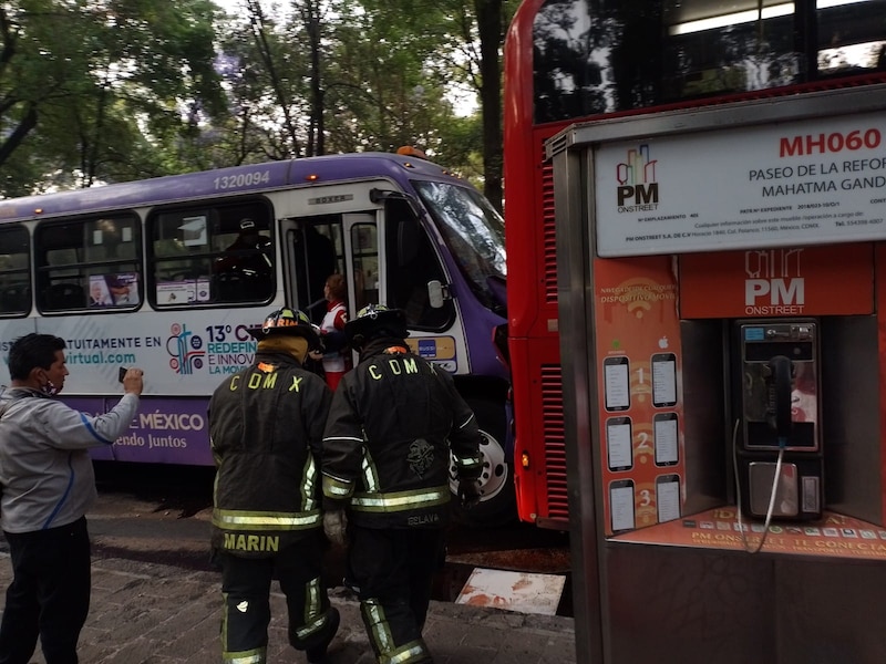 Bomberos atienden incendio en autobús de la Ciudad de México