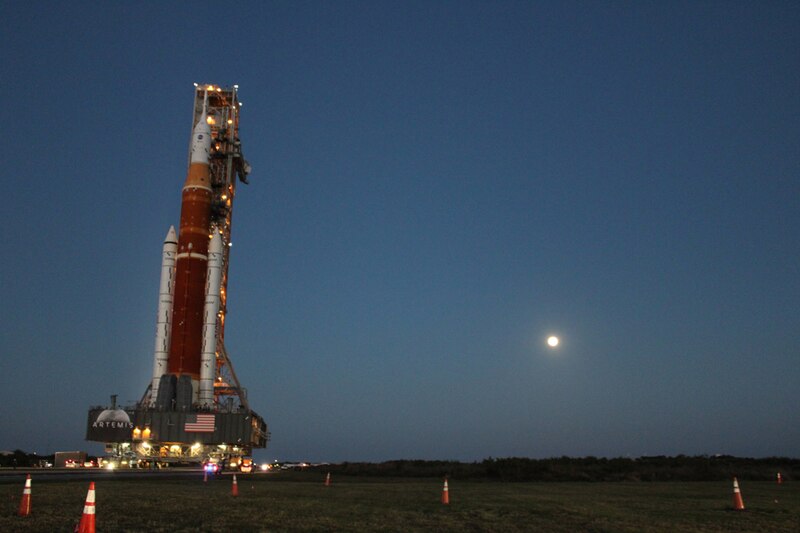 Cohete espacial SLS de la NASA en la plataforma de lanzamiento 39B del Centro Espacial Kennedy en Florida.