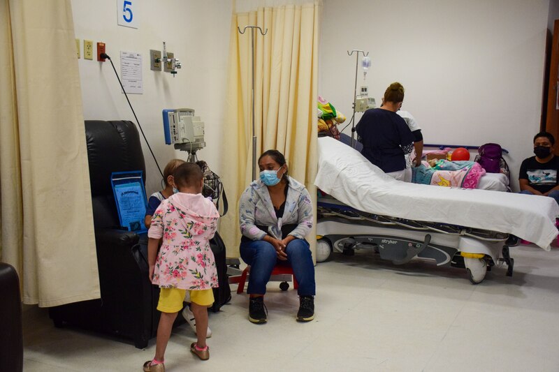 Madre e hija en el hospital