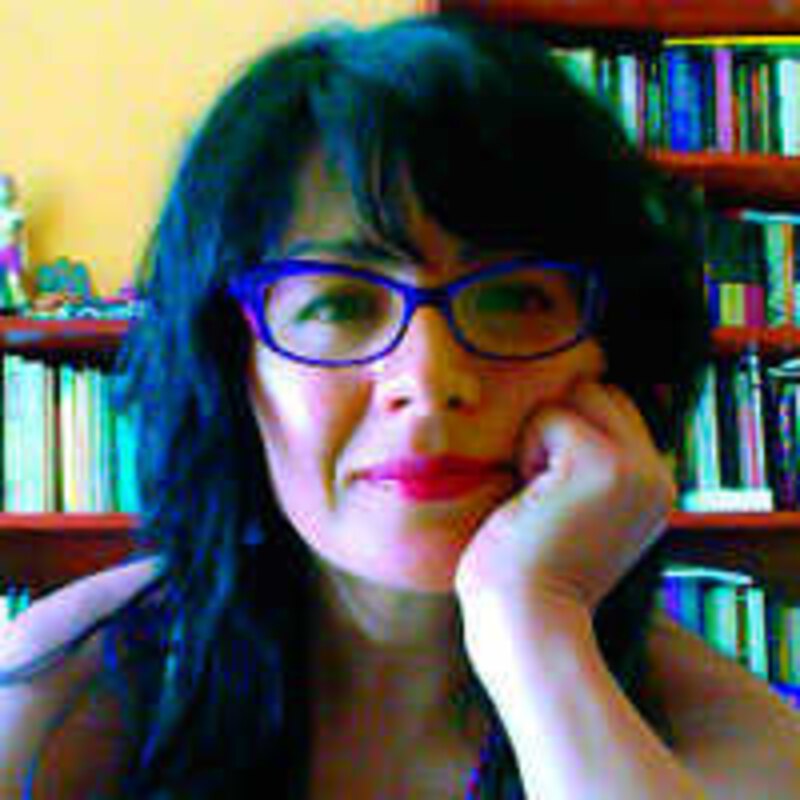 Retrato de una mujer sonriente con gafas azules