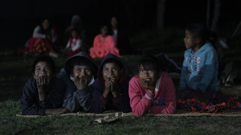 Niños viendo una película al aire libre