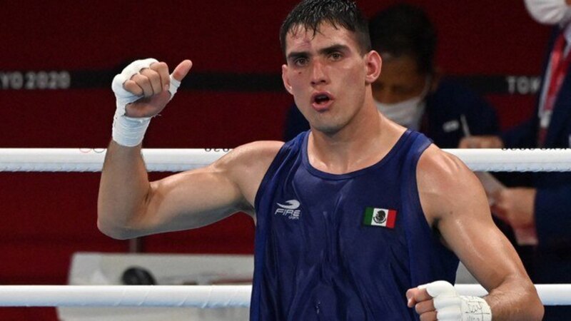 El boxeador mexicano Misael Rodríguez celebra su victoria en los Juegos Olímpicos de Tokio 2020
