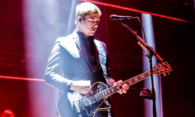 El cantante de Interpol, Paul Banks, se presenta en concierto.