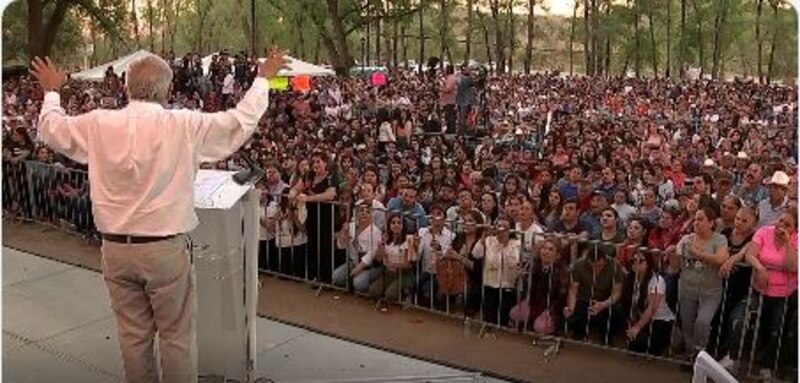 Un político dando un discurso a una multitud.